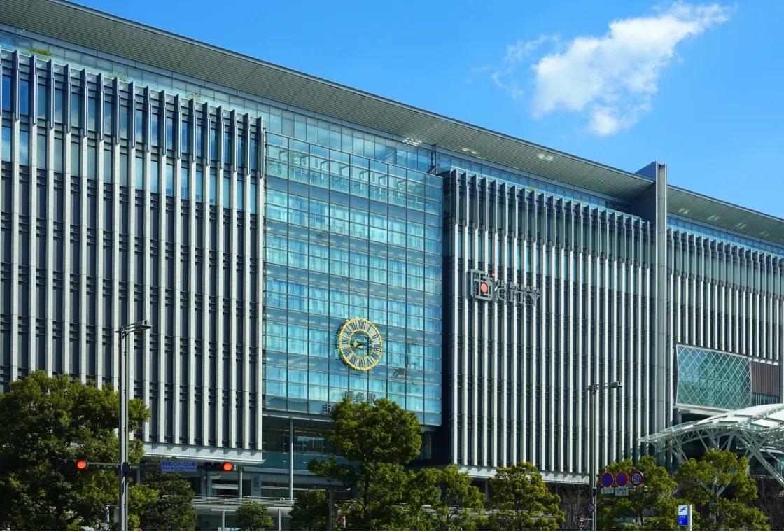 博多駅まで乗車1駅3分、福岡空港国内線ターミナルまで車で5分