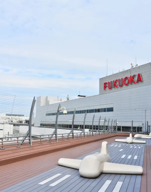 博多駅まで乗車1駅3分、福岡空港国内線ターミナルまで車で5分